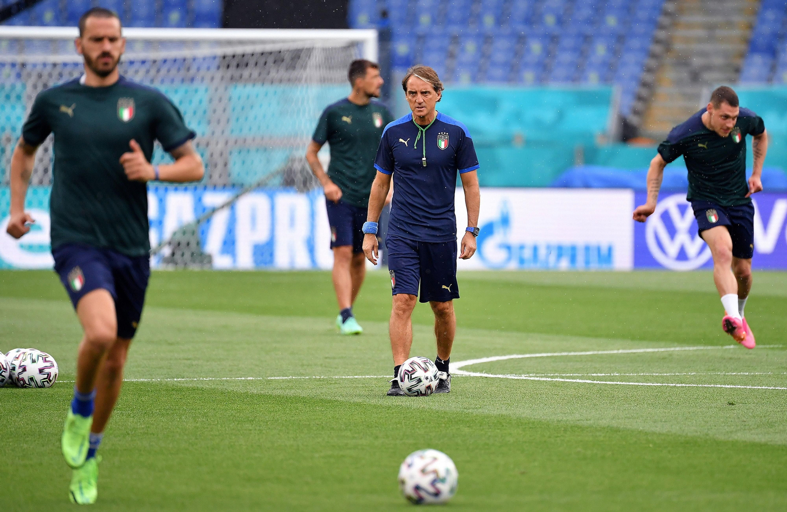 El seleccionadir italiano, Roberto Mancini, dirige el último entrenamiento de Italia.