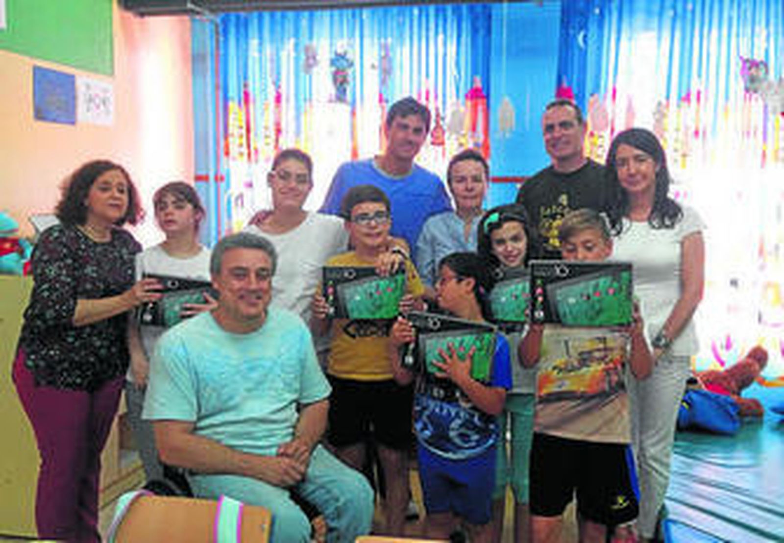 Alumnos del colegio Tartessos, de Pedrera, con sus tabletas.