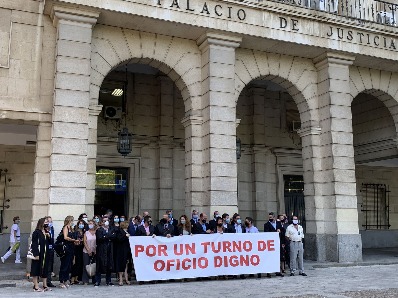 Un momento de la concentración a las puertas de la Audiencia