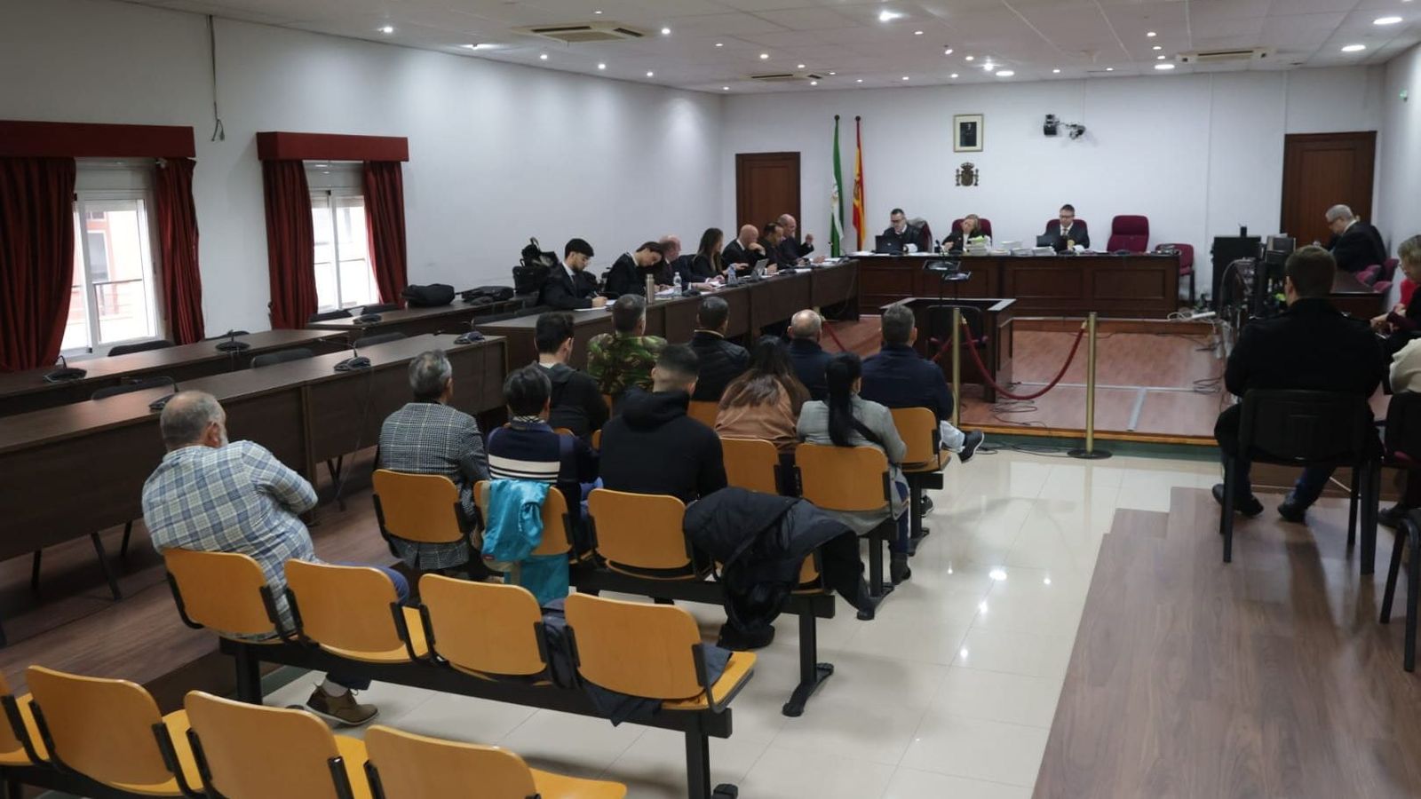 Los acusados, sentados en el centro de la sala ante el tribunal de la Audiencia, durante la sesión de este viernes.