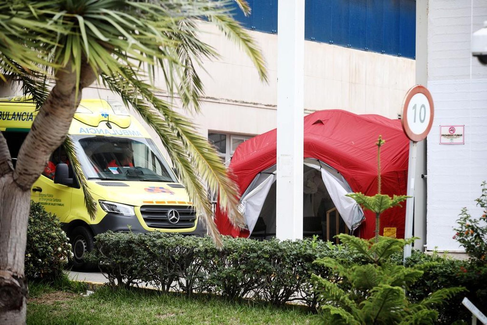 Carpa instalada durante la primera ola de la pandemia para acceder al Servicio de Urgencias del Hospital Puerta del Mar.