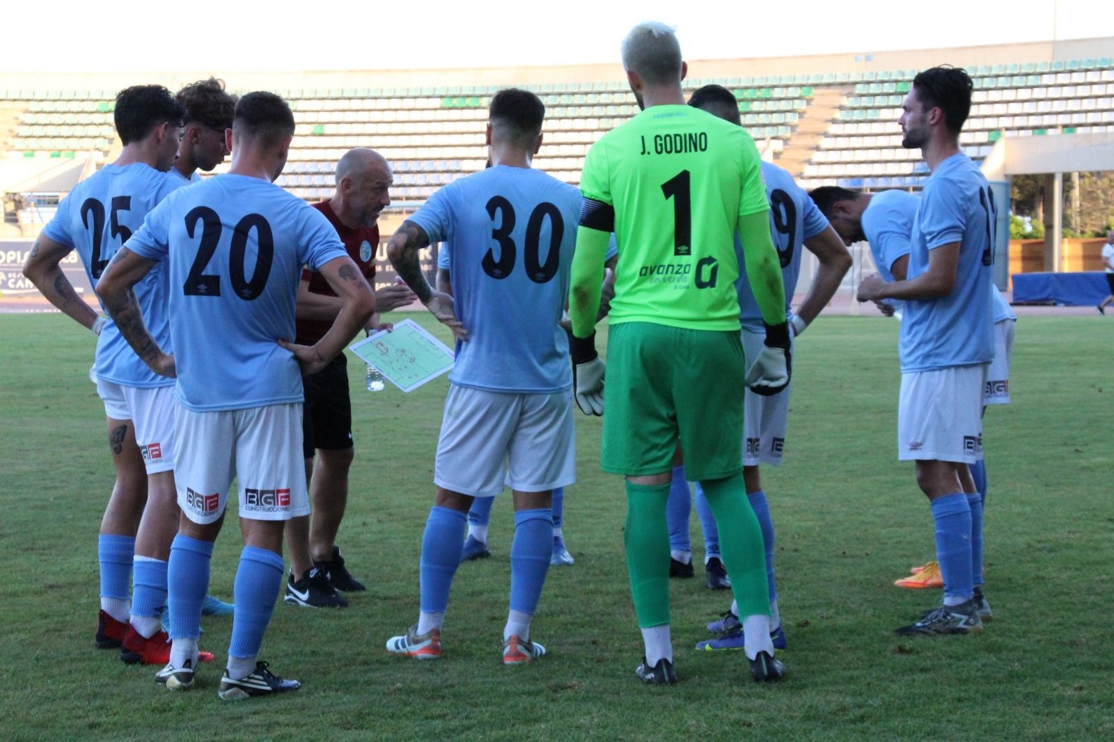 David Cabello corrige a los suyos sobre el césped de Santo Domingo