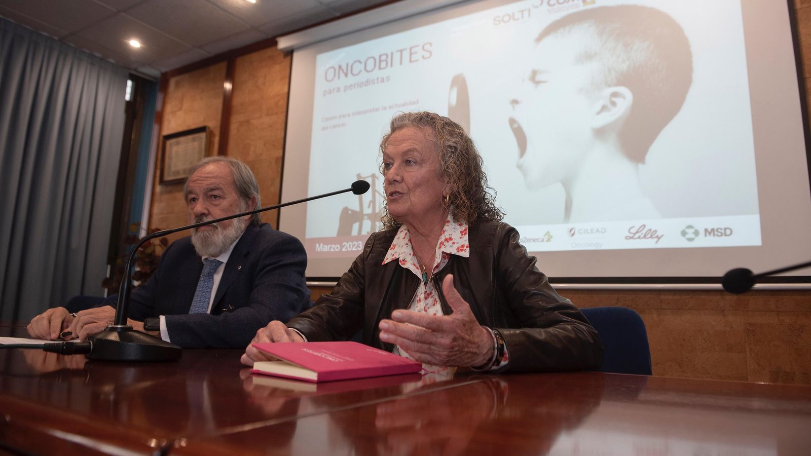 Los doctores Alfonso Carmona y Ana Casas en el Colegio de Médicos de Sevilla.
