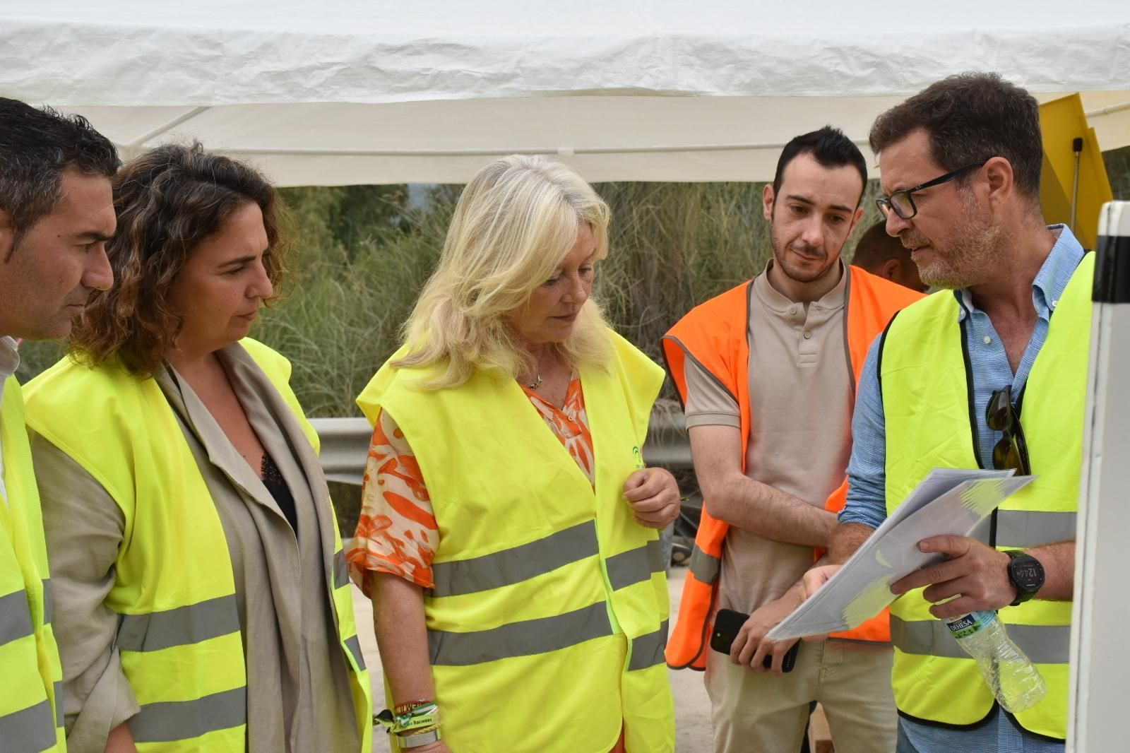 Mercedes Colombo, delegada del Gobierno de la Junta en Cádiz, junto a Carmen Sánchez, delegada territorial de Fomento, supervisa las obras. Mercedes Colombo, delegada del Gobierno de la Junta en Cádiz, junto a Carmen Sánchez, delegada territorial de Fomento, supervisa las obras.