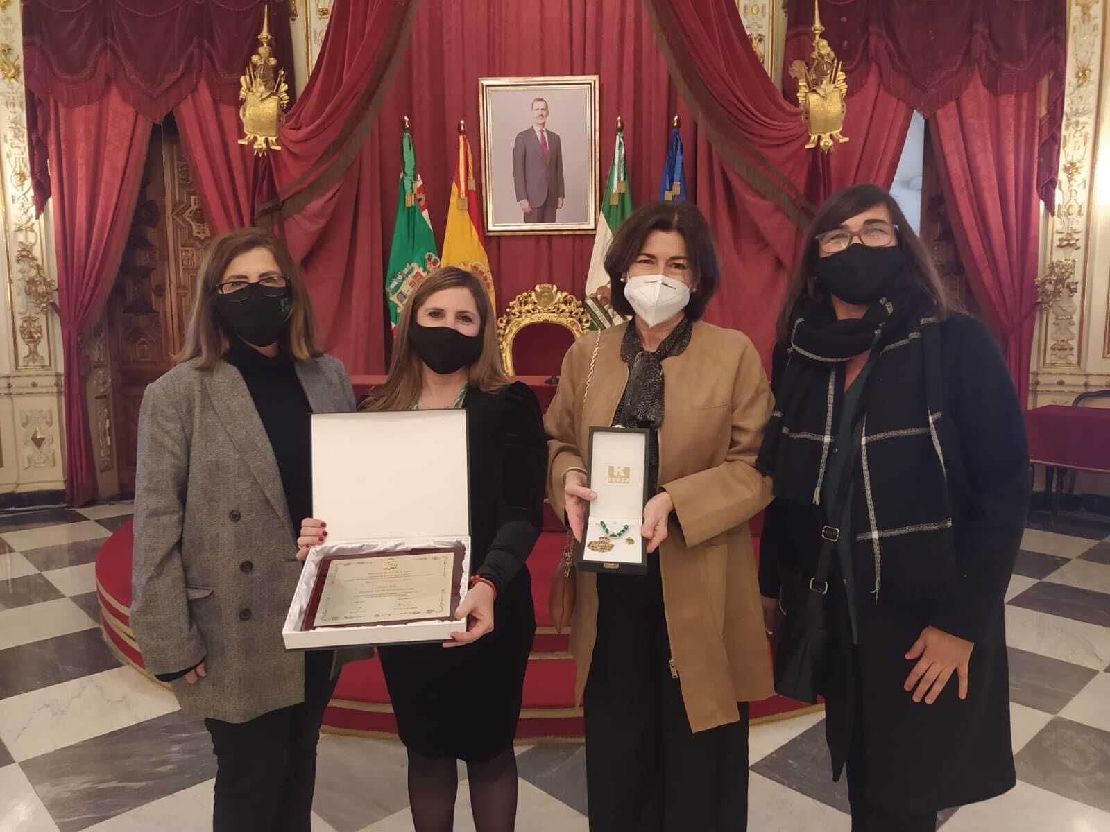 Las representantes de la asociación Autismo Cádiz, junto a la presidenta de la Diputación, Irene García.