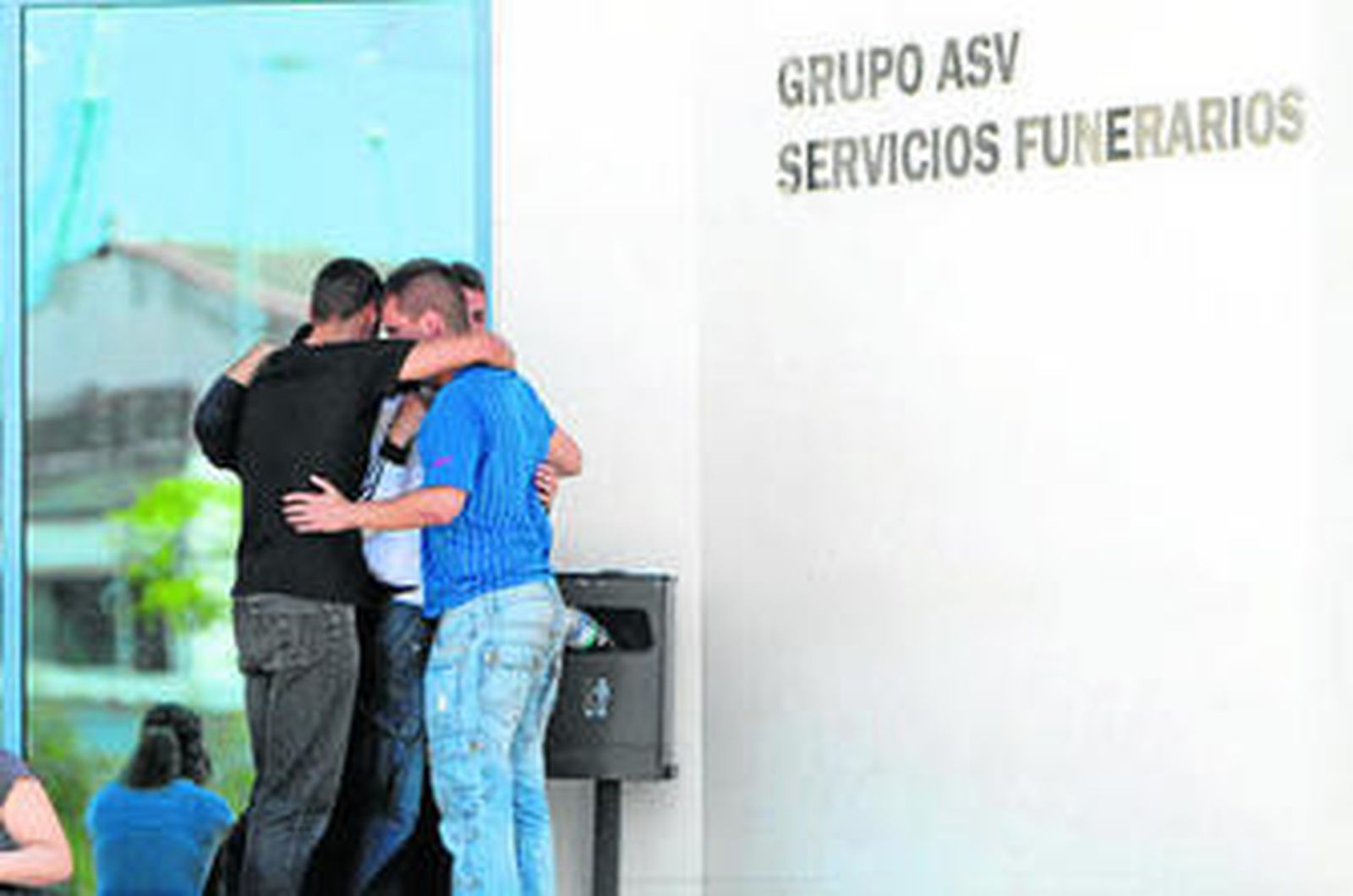 Amigos del joven fallecido, ayer en el tanatorio de Cádiz.