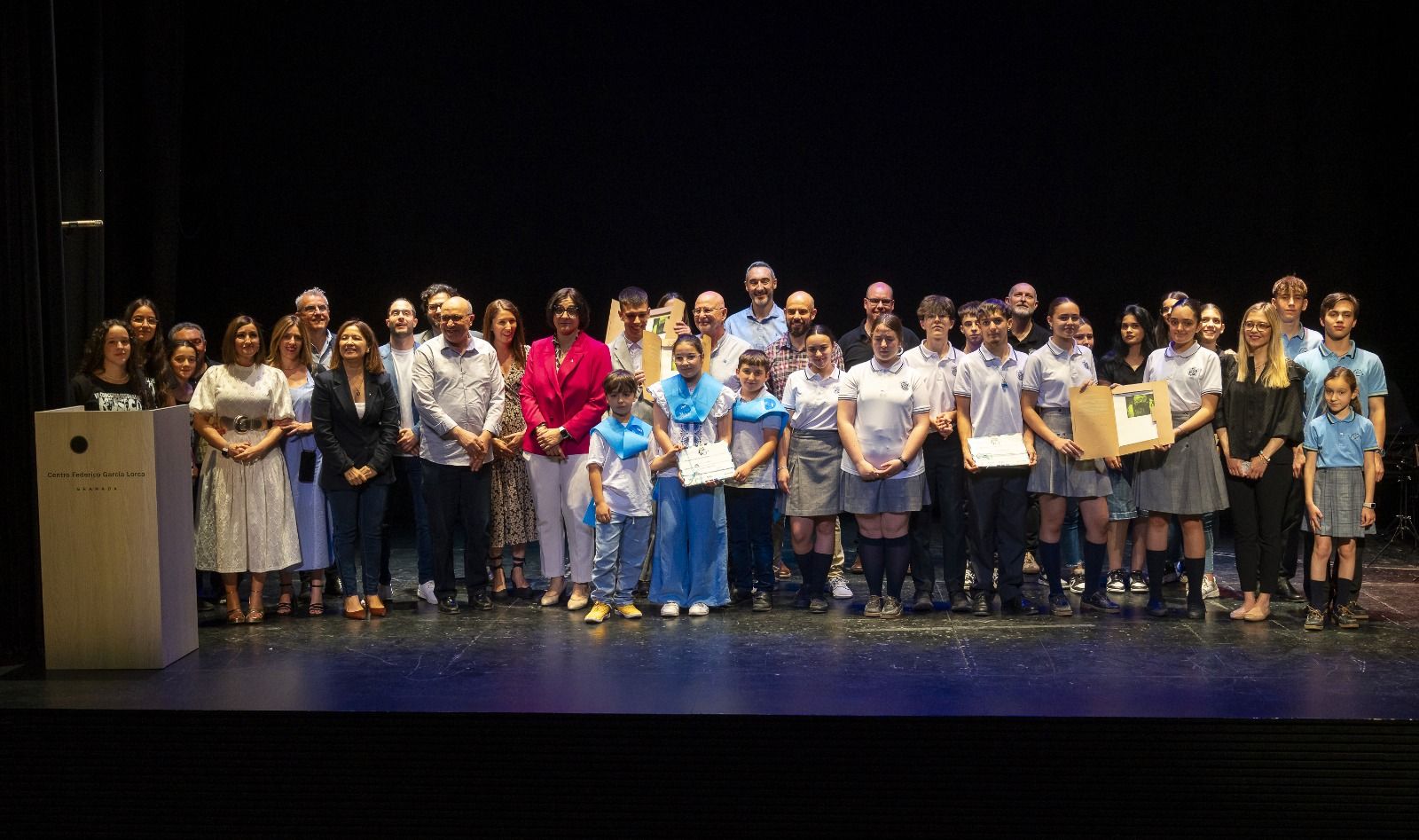 Foto de familia de los premiados junto a los organizadores.