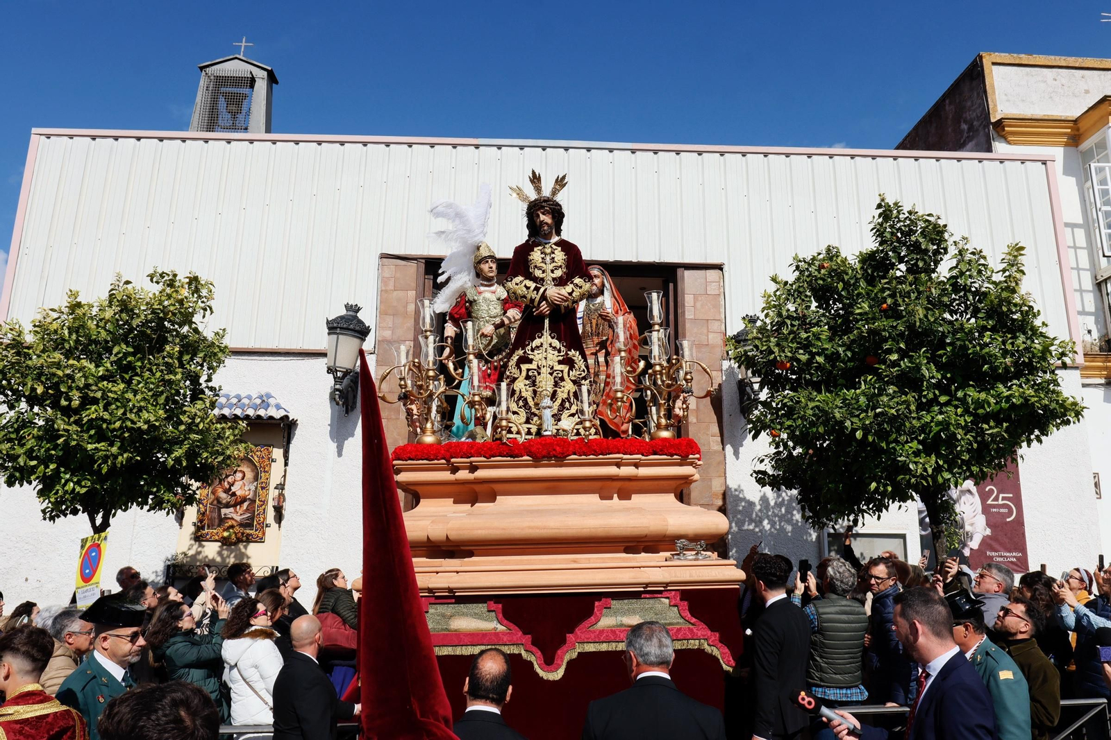 Imágenes de la salida del Amor en la Semana Santa de Chiclana 2025