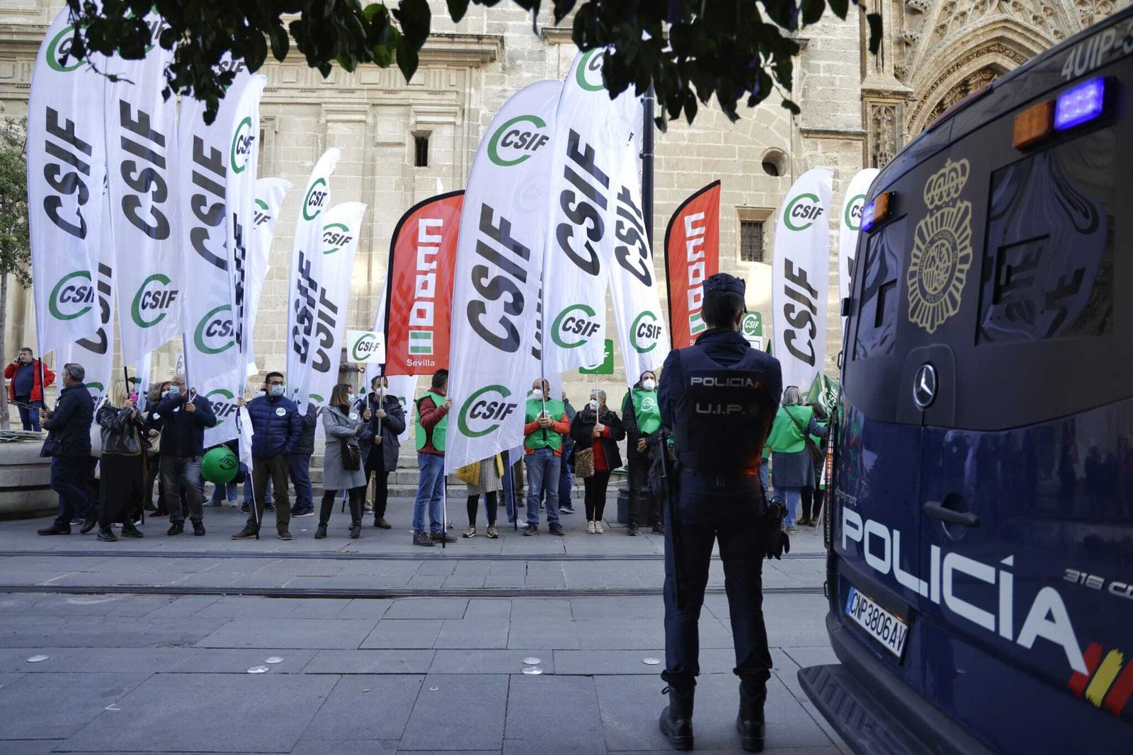 Concentración convocada por las secciones andaluzas de los sindicatos UGT, CCOO y CSIF ante el SAS.