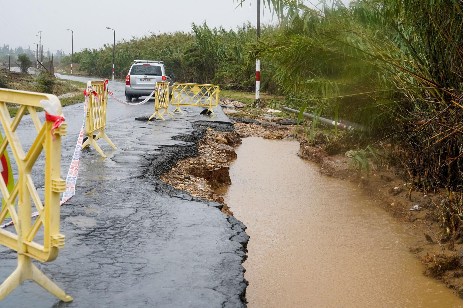 Daños en una carretera de Huelva debido a los temporales. Daños en una carretera de Huelva debido a los temporales.