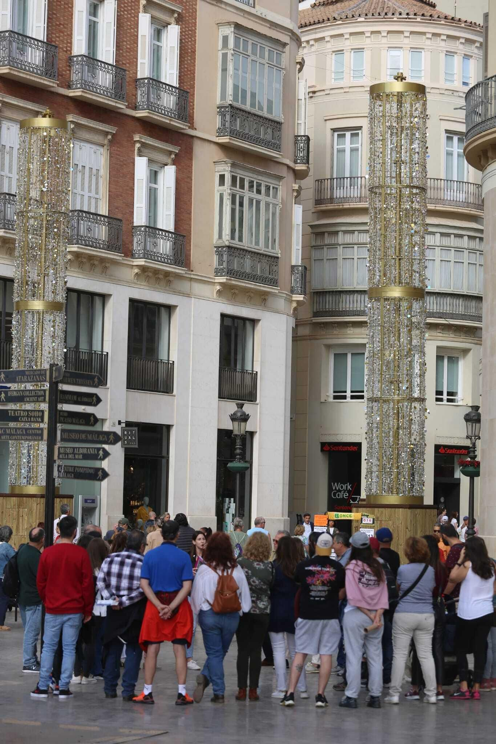 Las primeras fotos de la instalación de las nuevas luces de Navidad en Málaga Las primeras fotos de la instalación de las nuevas luces de Navidad en Málaga