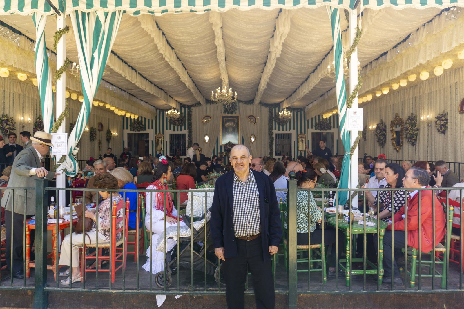 Javier Rocha, presidente del Hispano Club, delante de su caseta