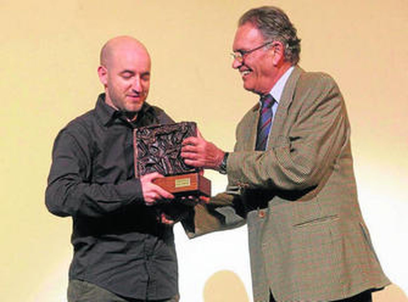Fernando Palma, alcalde de San Roque, entrega el máximo galardón del festival, el del mejor corto.
