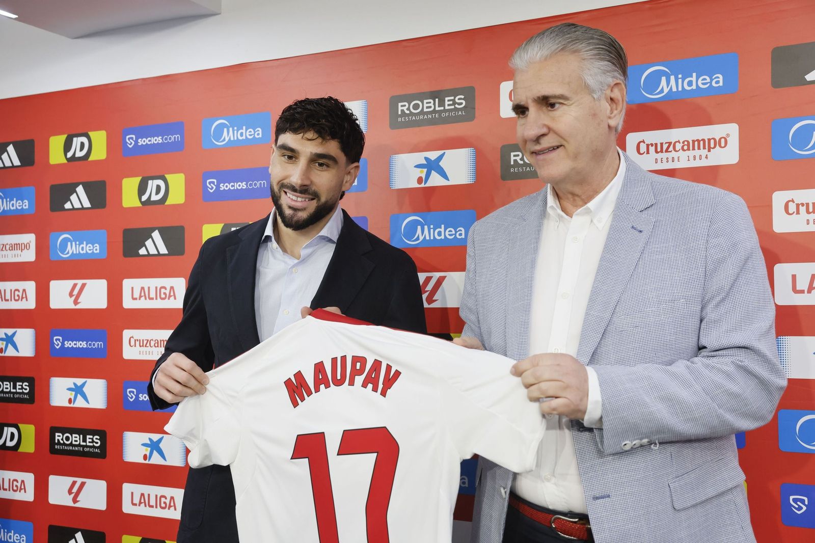 Antonio Cordón, junto a Neal Maupay.