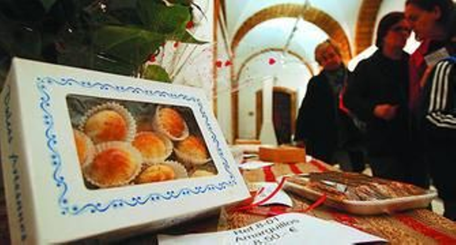 Una caja de dulces expuesta en una mesa del Palacio Provincial de la Diputación.