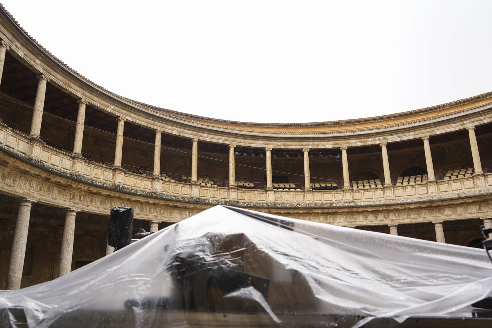 Granada da la bienvenida a un verano pasado por agua