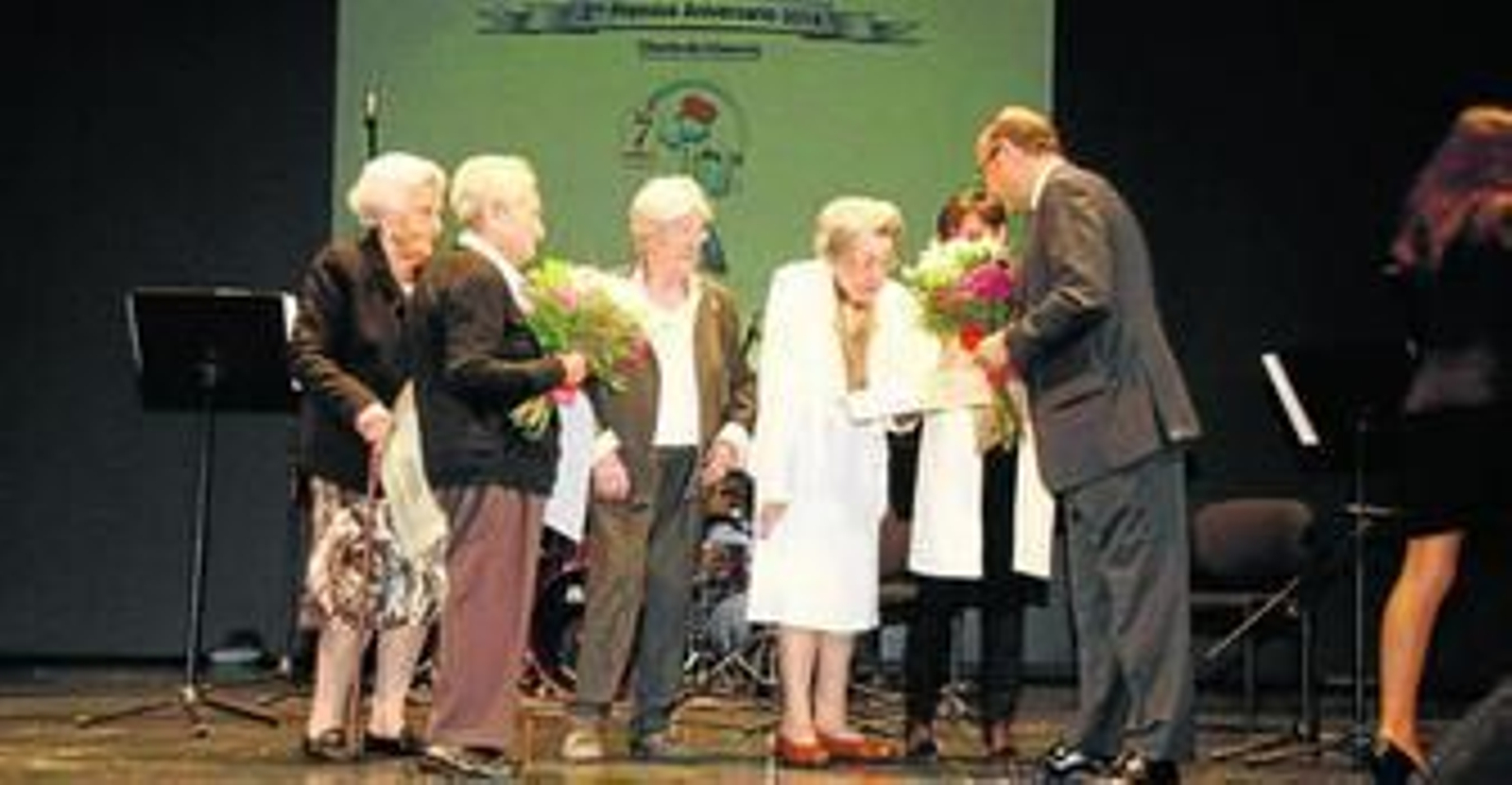 El alcalde de Almería, Luis Rogelio Rodríguez-Comendador, entregó el reconocimiento a las cofundadoras de la Casa Nazaret.