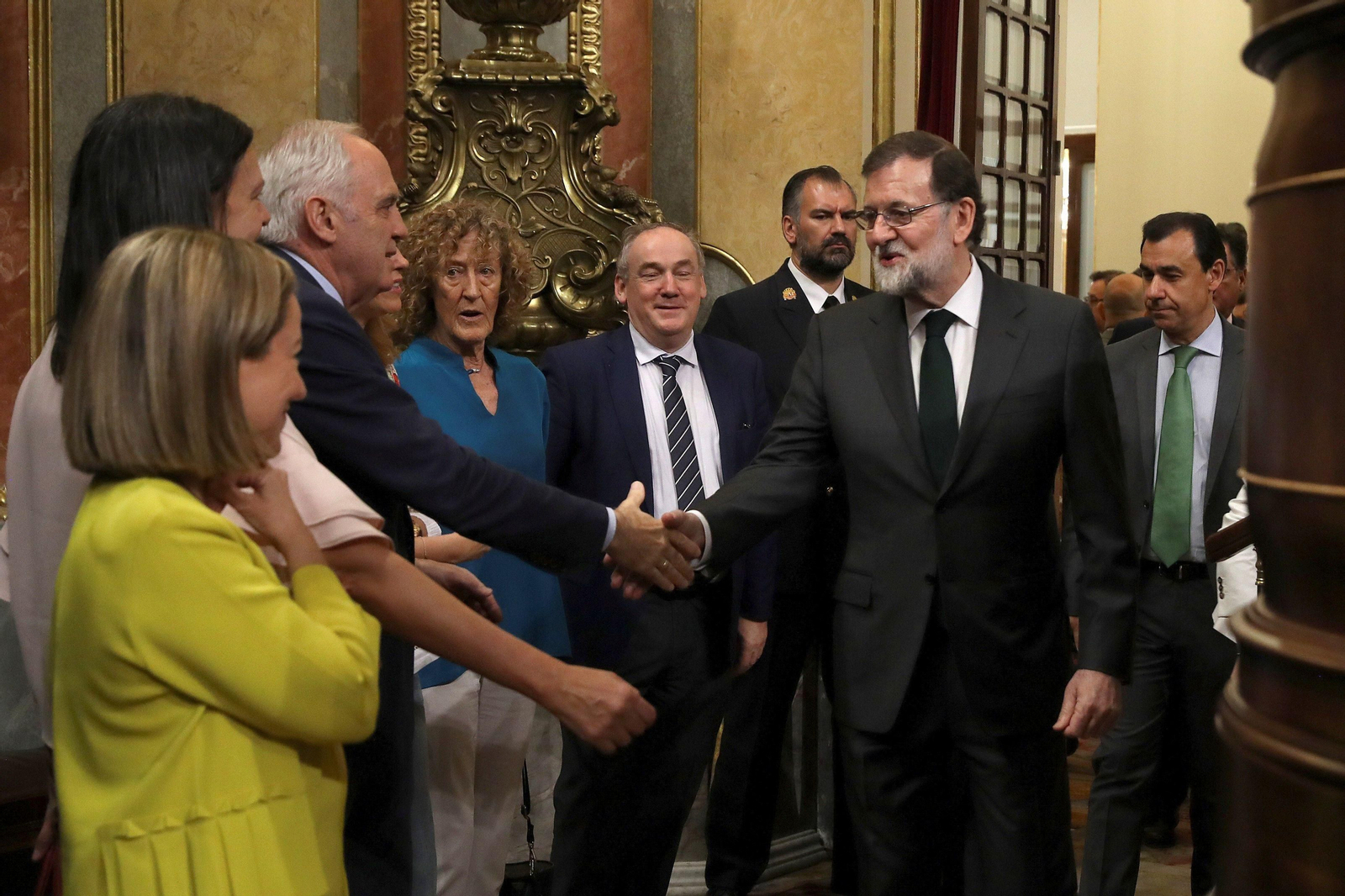 Saludos a Rajoy tras finalizar la votación.