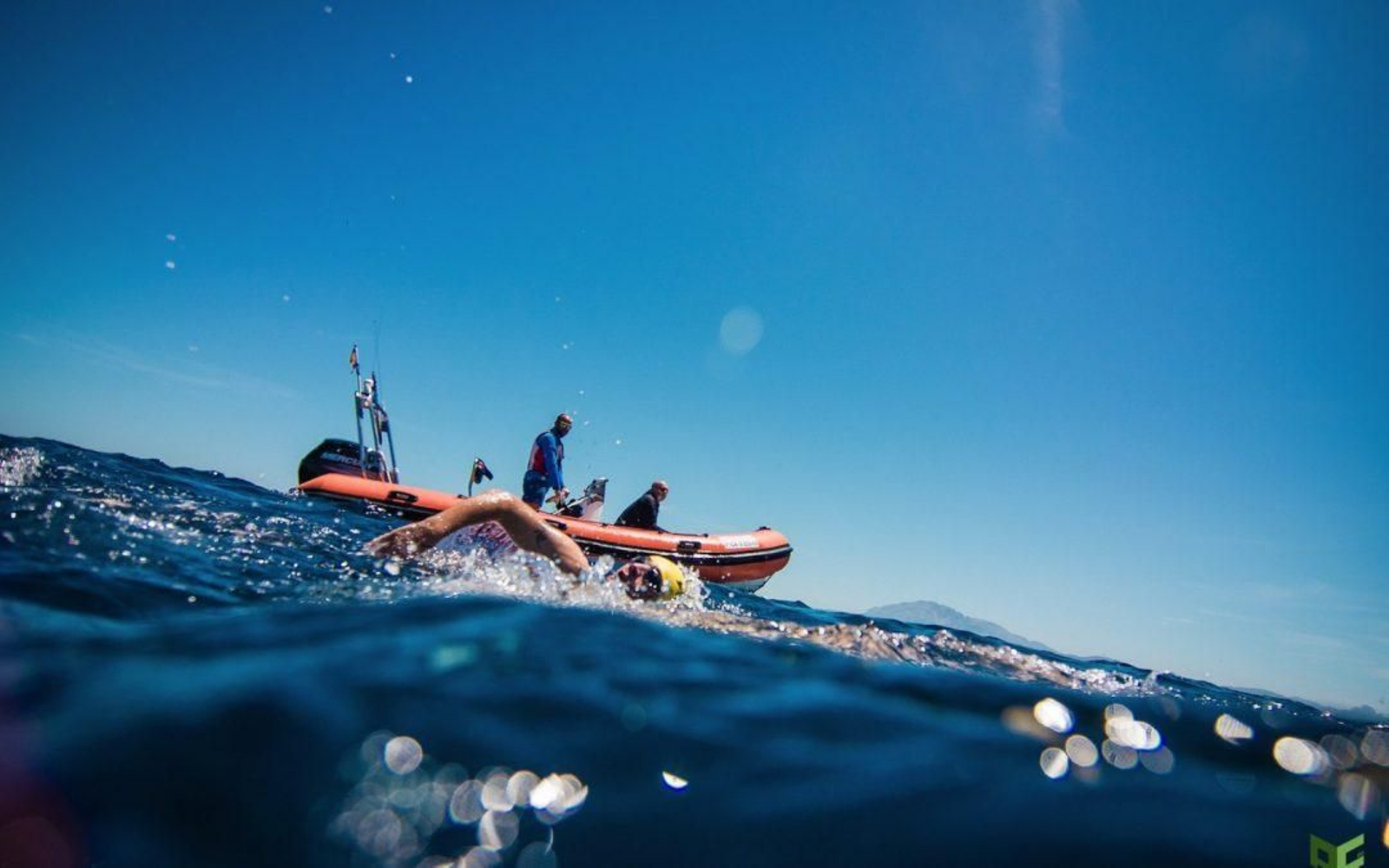 Una persona cruzando el Estrecho de Gibraltar a nado Una persona cruzando el Estrecho de Gibraltar a nado