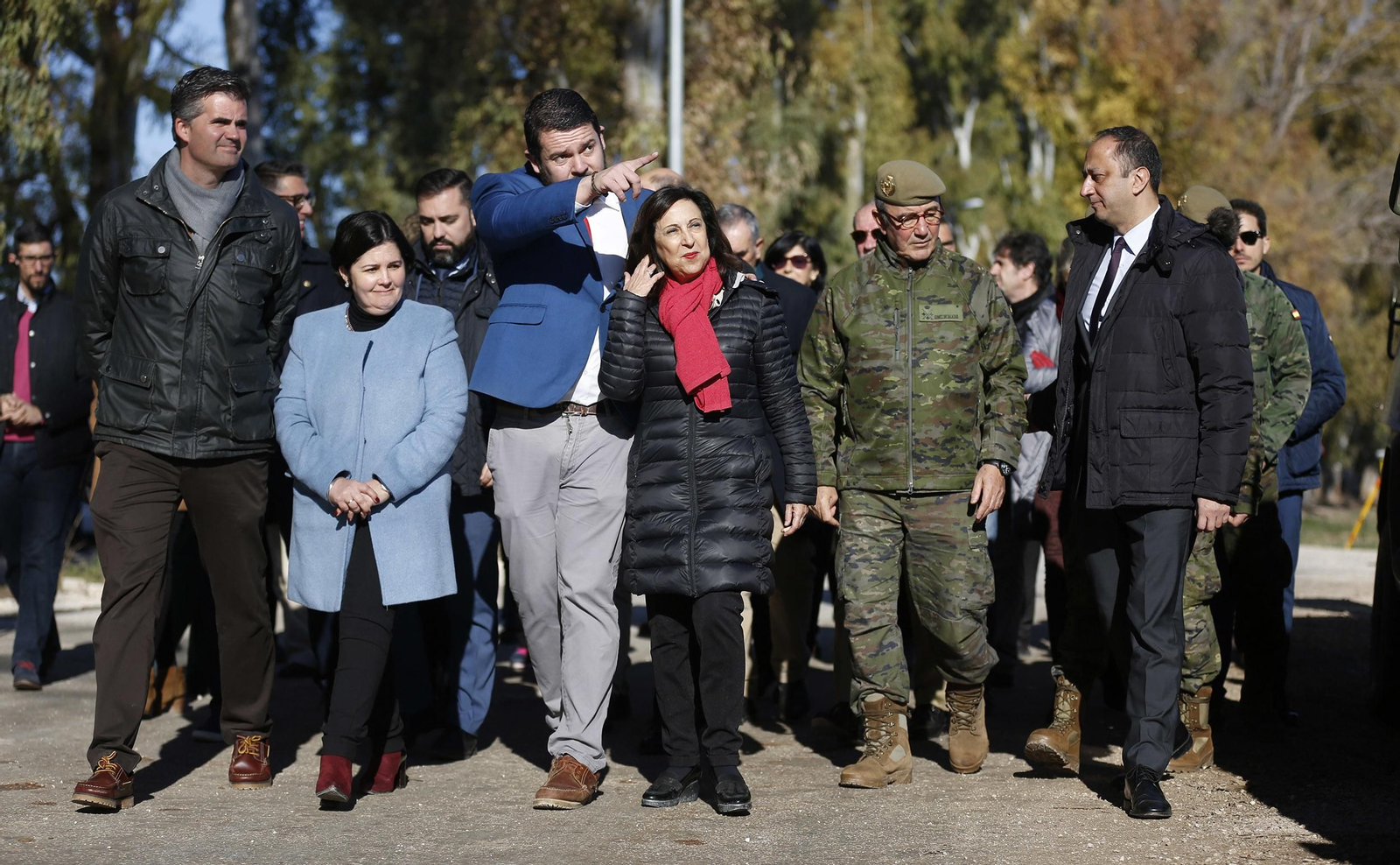 La visita de la ministra de Defensa a los puentes de Casariche y El Rubio, en imágenes