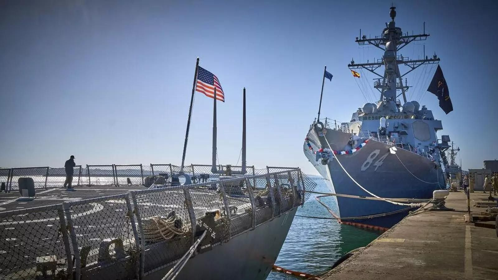 Dos embarcaciones de Estados Unidos en la Base de Rota Dos embarcaciones de Estados Unidos en la Base de Rota
