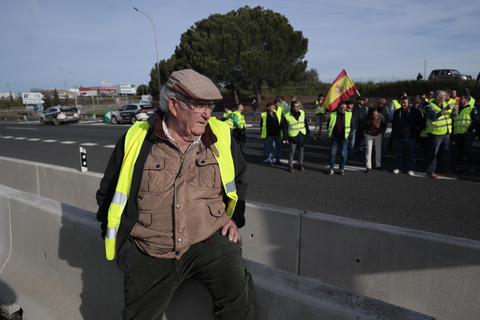 Las imágenes del corte de la A-49 por la protesta de los agricultores