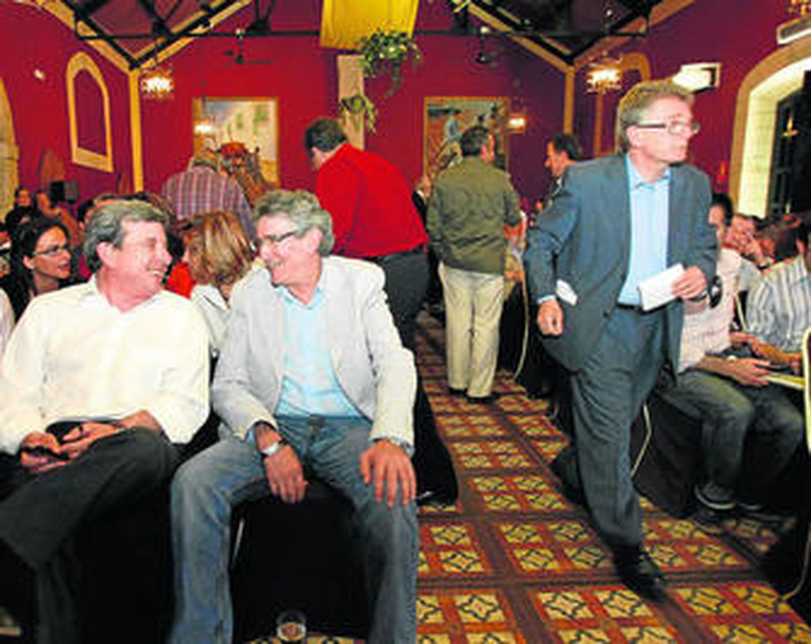 García Garrido y Pizarro sonríen mientras Cabaña accede al salón justo antes del comité provincial.