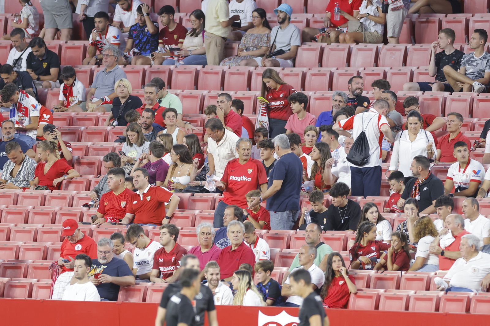 Búscate en las fotos del Sevilla fc-Girona