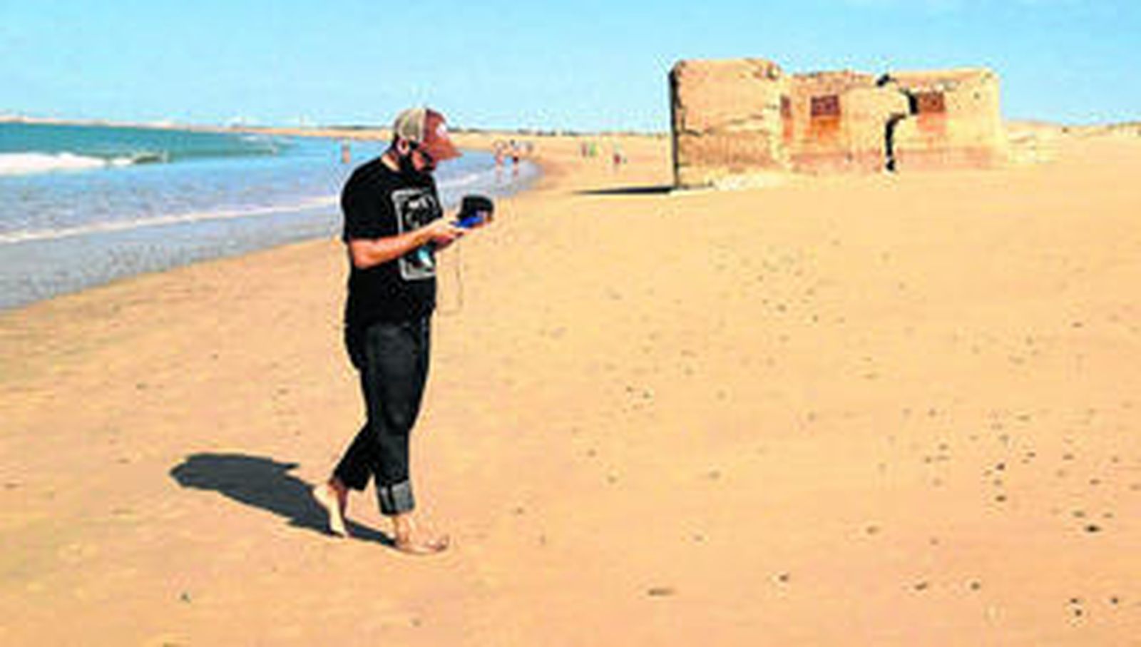 David Cordero, realizando una de las grabaciones de campo para 'El rumor del oleaje' en la playa de Camposoto, en San Fernando.