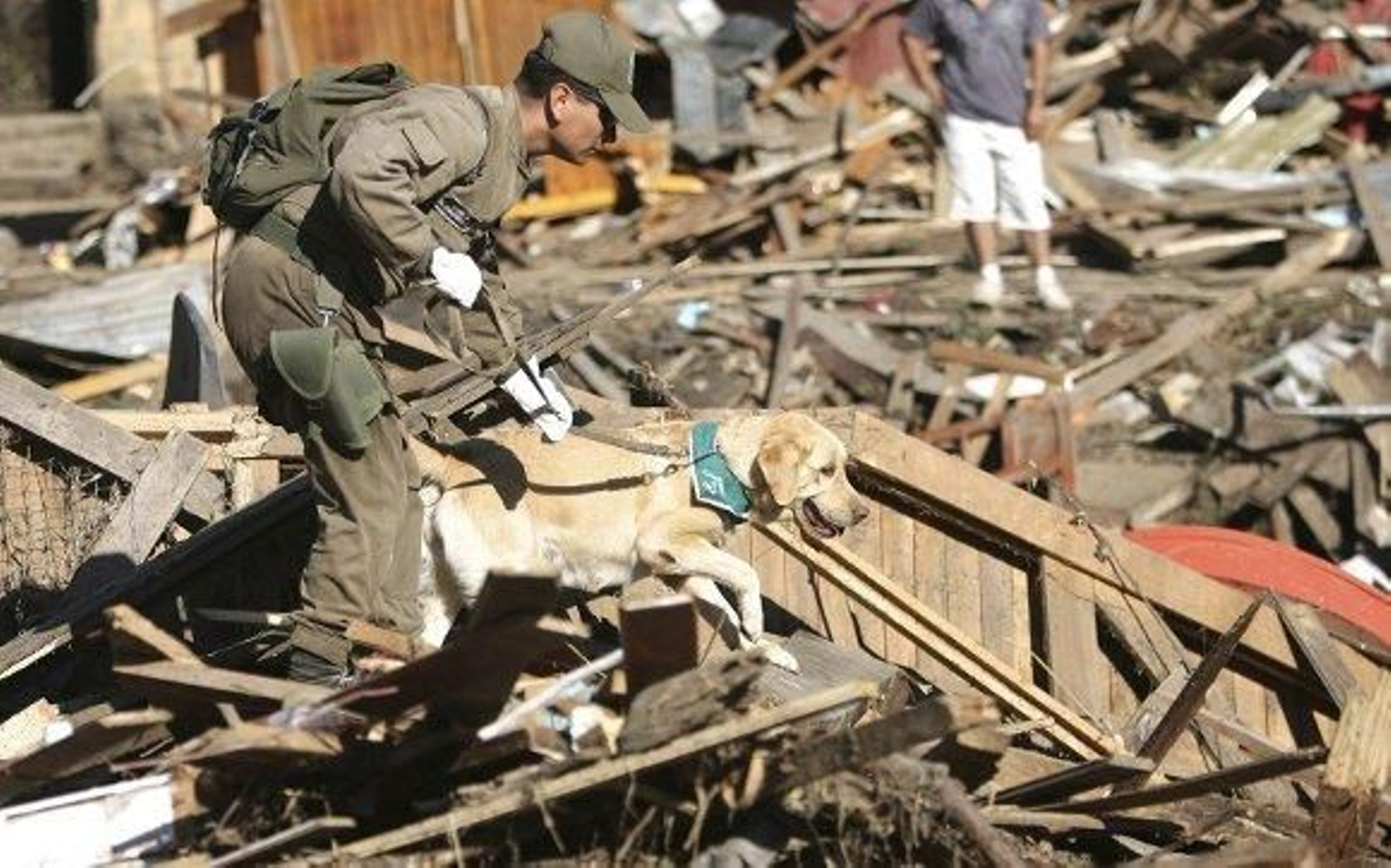 Rescatan en Chile a 79 personas entre los escombros cinco días después del seísmo