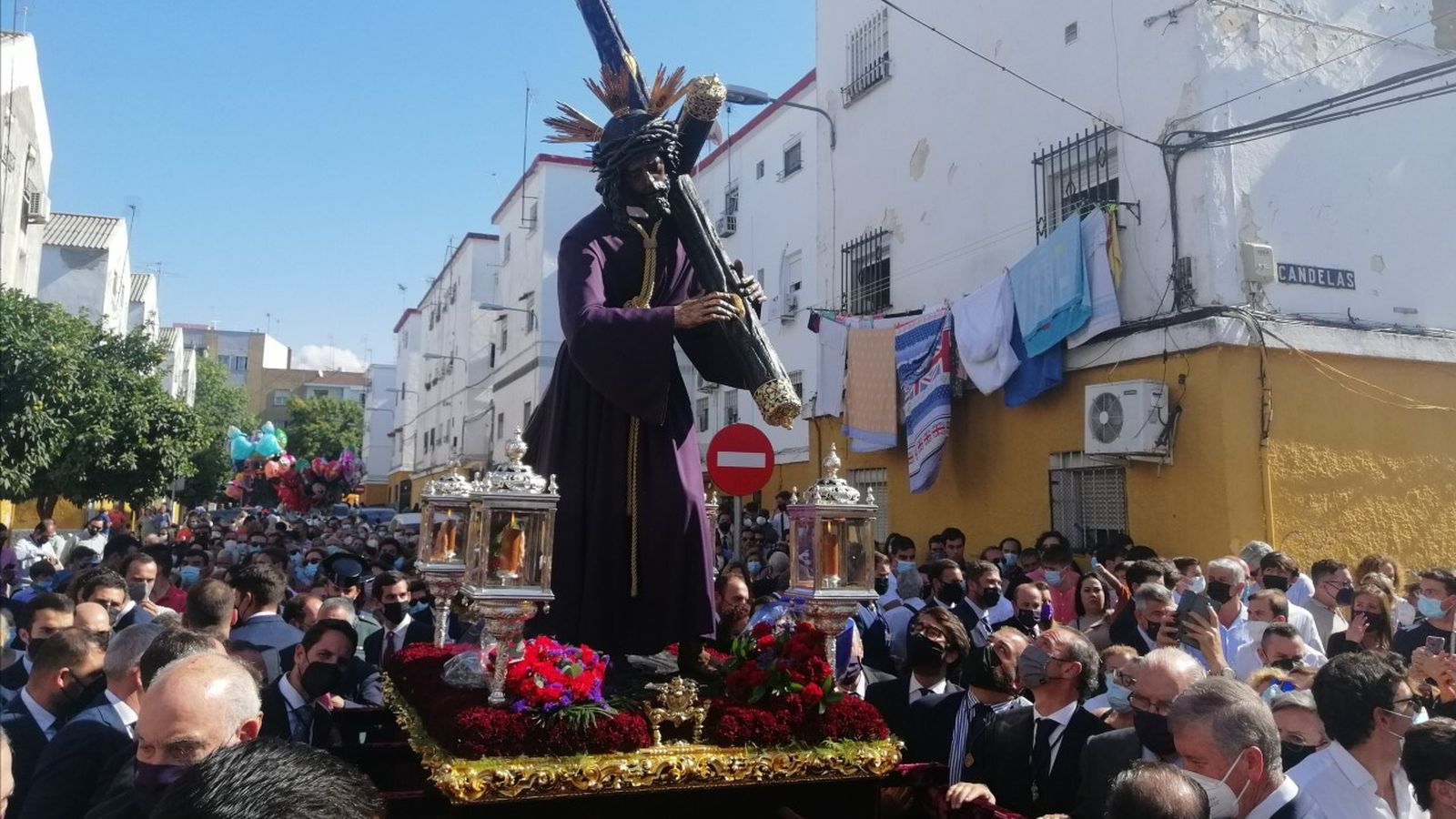 El Señor, llegando a la parroquia de la Candelaria en Tres Barrios.