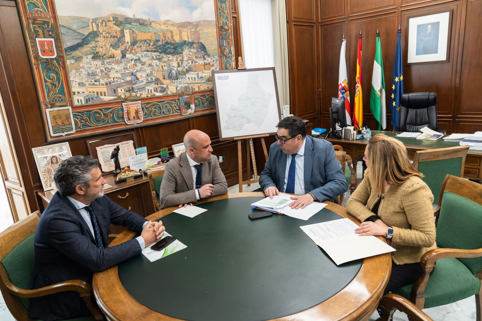 José Antonio García Alcaina, acompañado por la diputada  Esther Álvarez,  Rafael Amor, presidente de ATA Andalucía, y a José Luis Perea, secretario general de ATA a nivel nacional.