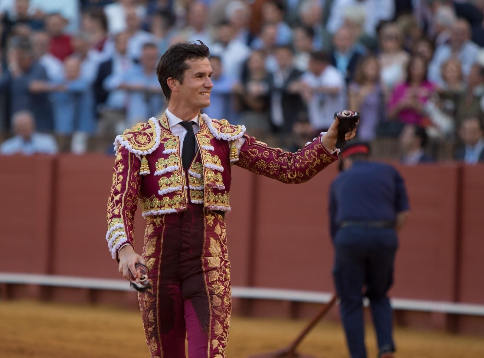 Daniel Luque celebra su triunfo en Sevilla con dos orejas.