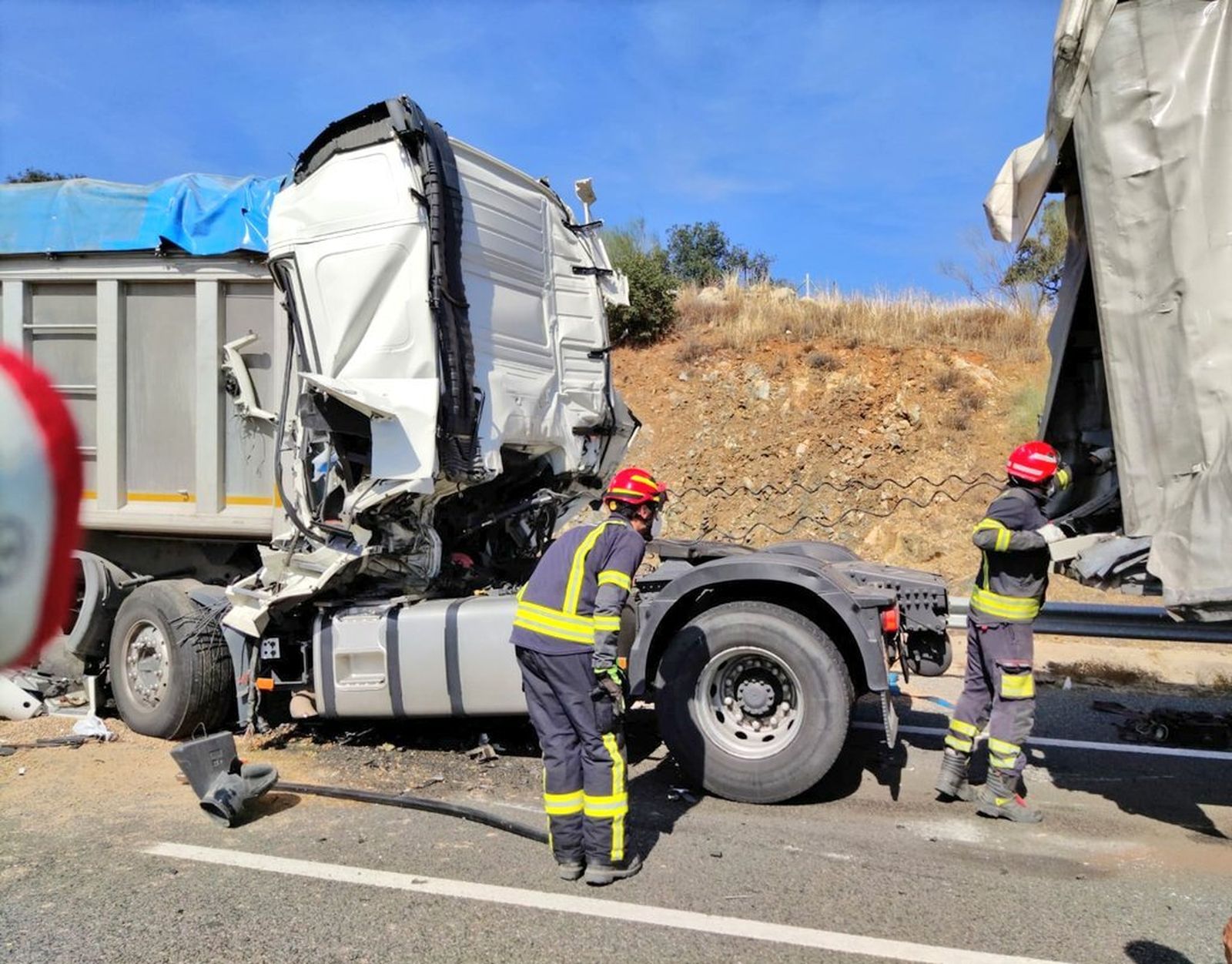 Los Bomberos del Aljarafe trabajan en el lugar de los hechos.