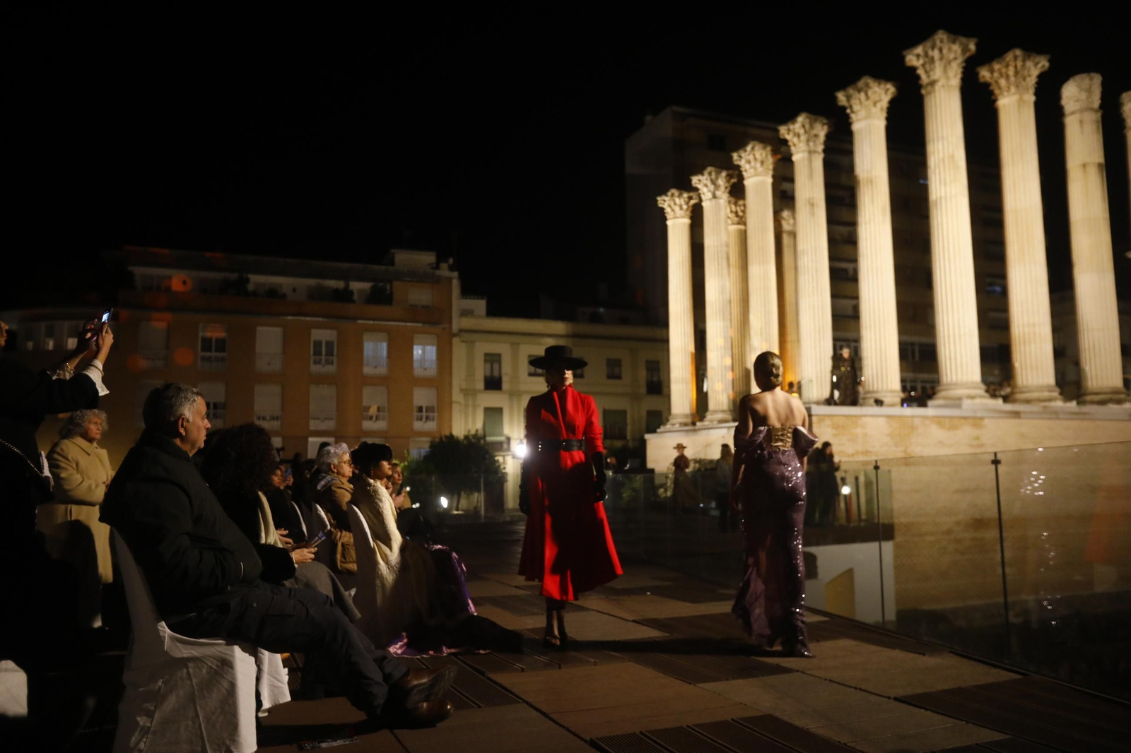Las mejores imágenes del desfile de Mancini en el Templo Romano de Córdoba
