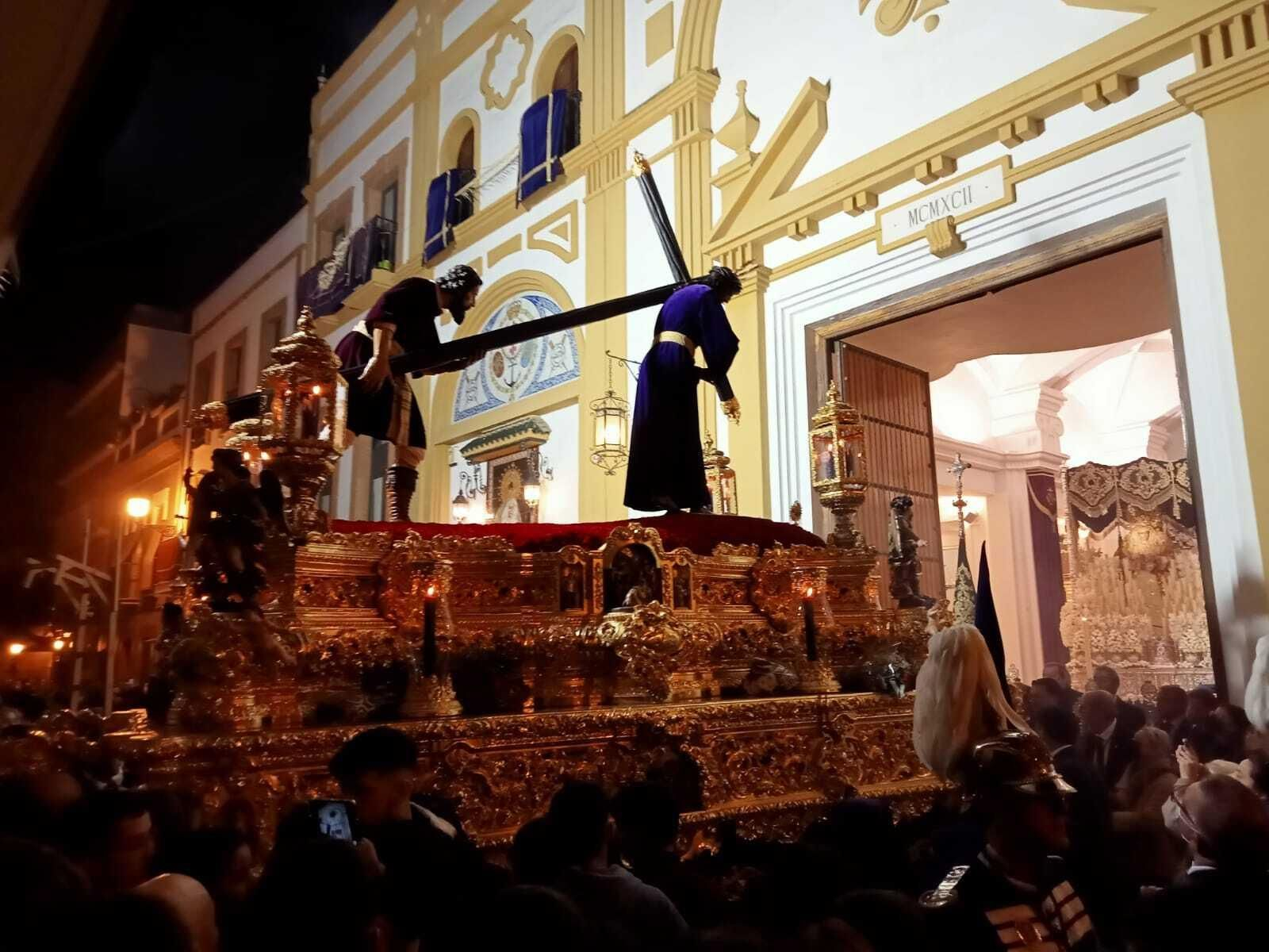 Imágenes del Nazareno recorriendo las calles de Huelva en la Semana Santa 2022.