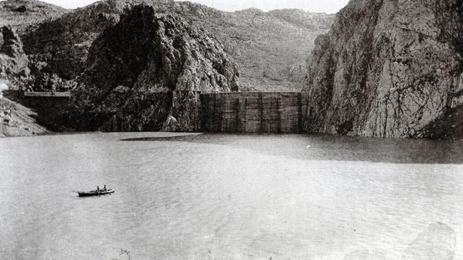 Imagen antigua de la presa antes de que el agua se escurriera por el suelo. Imagen antigua de la presa antes de que el agua se escurriera por el suelo.