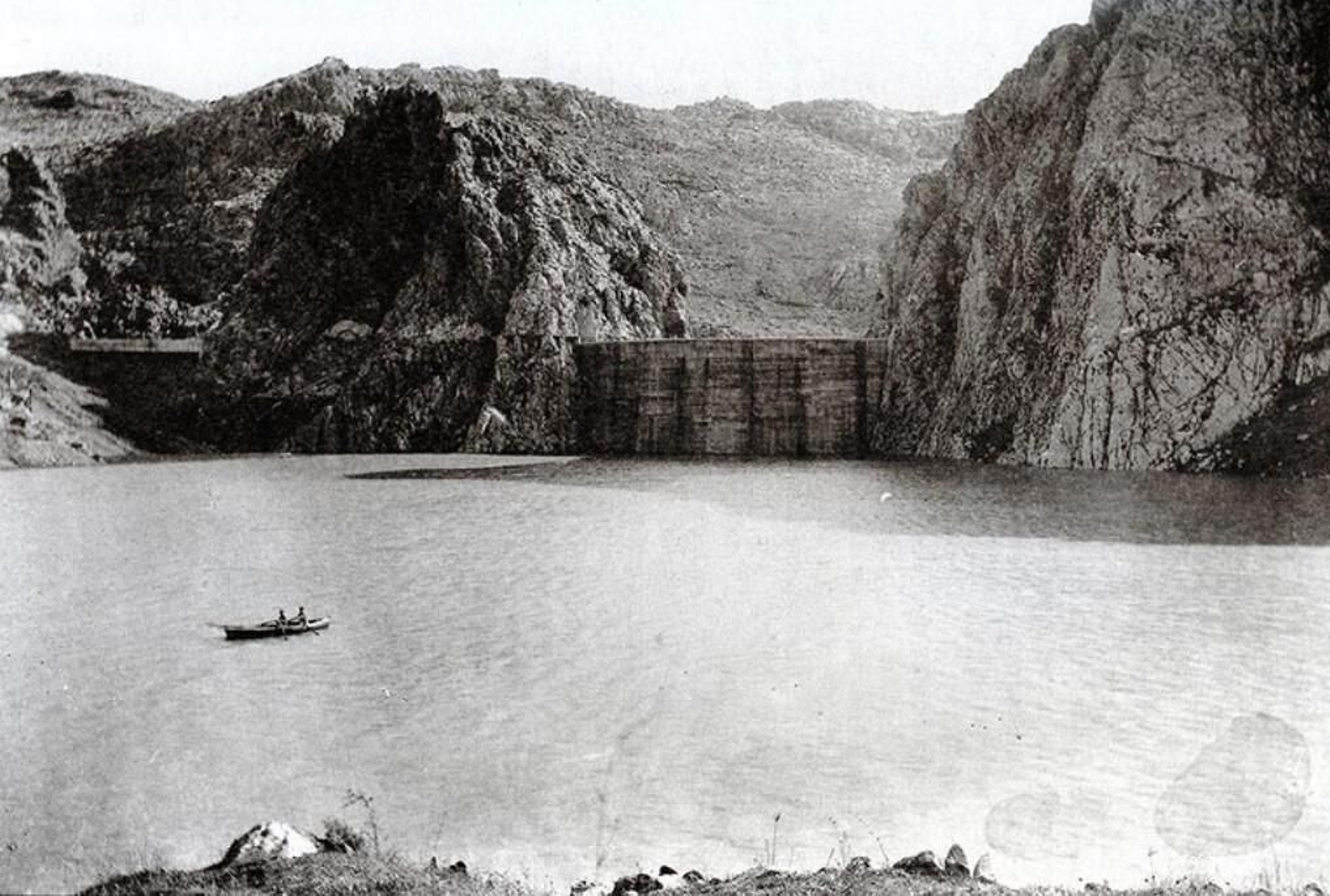 Imagen antigua de la presa antes de que el agua se escurriera por el suelo. Imagen antigua de la presa antes de que el agua se escurriera por el suelo.