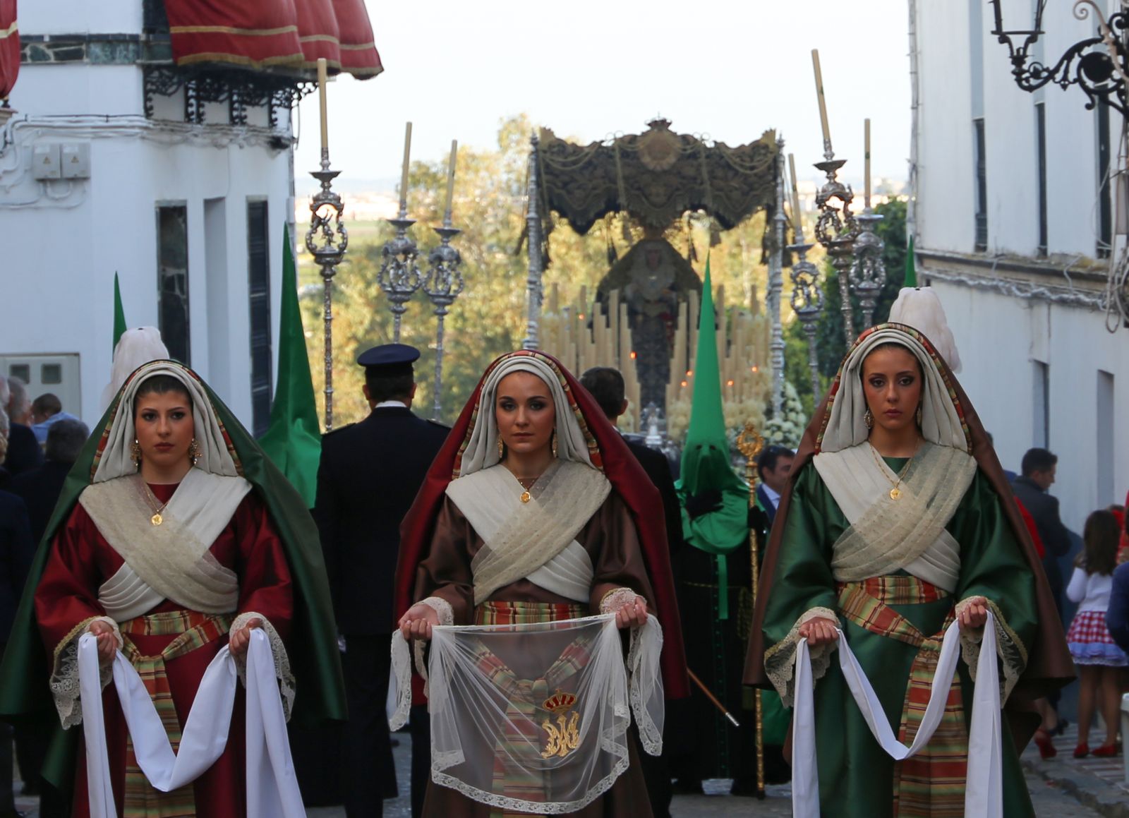 Las Santas Mujeres preceden el paso de la Virgen de las Angustias, de Alcalá del Río.
