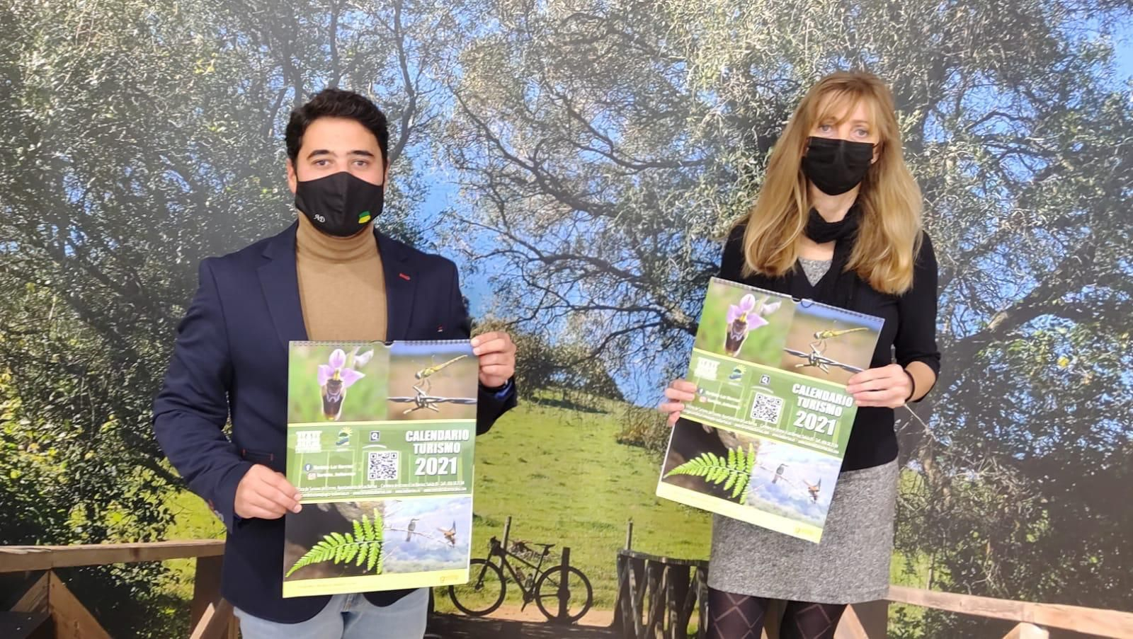 Antonio Dávila y Margarita Salguero muestran el calendario de 2021 de Los Barrios.