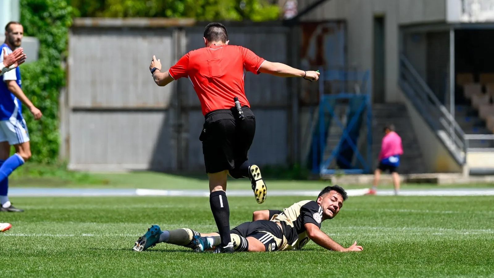 Asensio Pérez salta por encima del ahora xerecista Isma Gutiérrez en el XCD-Linares de la 24/25.