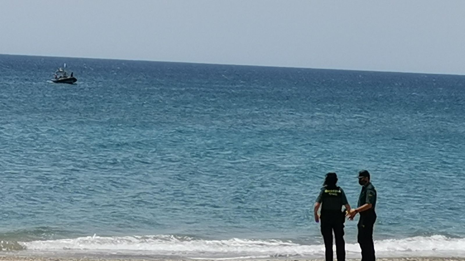 La Guardia Civil busca en Cabo de Gata al joven de 23 años desaparecido en la playa.