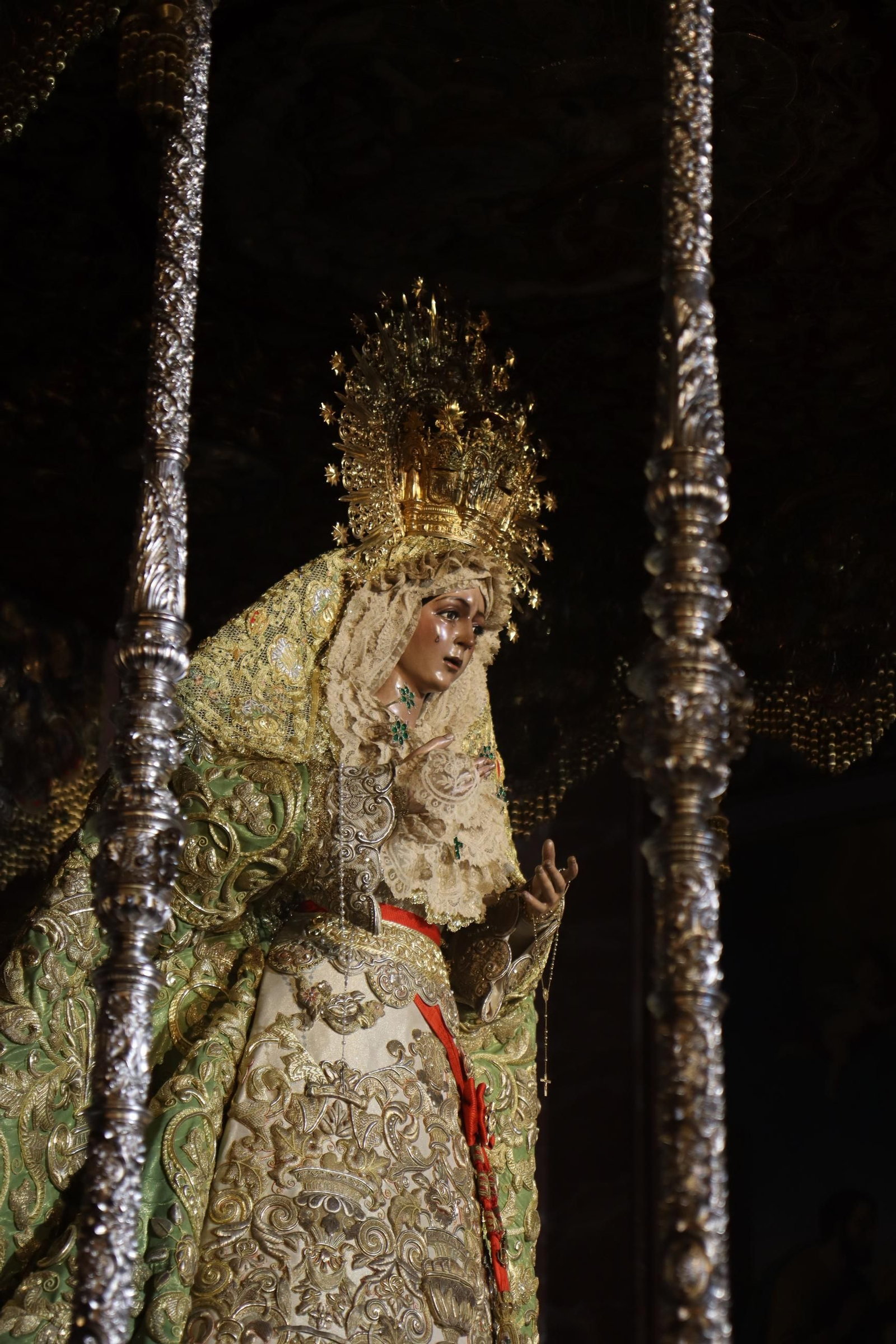 Sevilla acaricia la Semana Santa en un Domingo de Pasión lleno de cultos