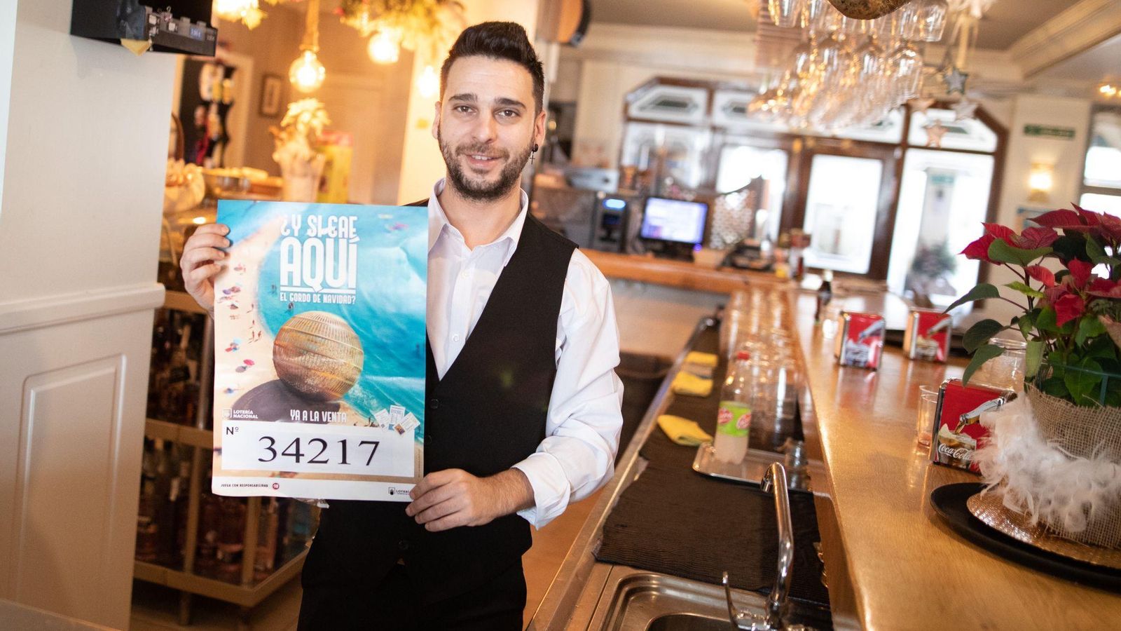 El encargado del Restaurante Montserrat de Pinos Puente, que ha repartido 100.000 euros en la Lotería de Navidad 2021.