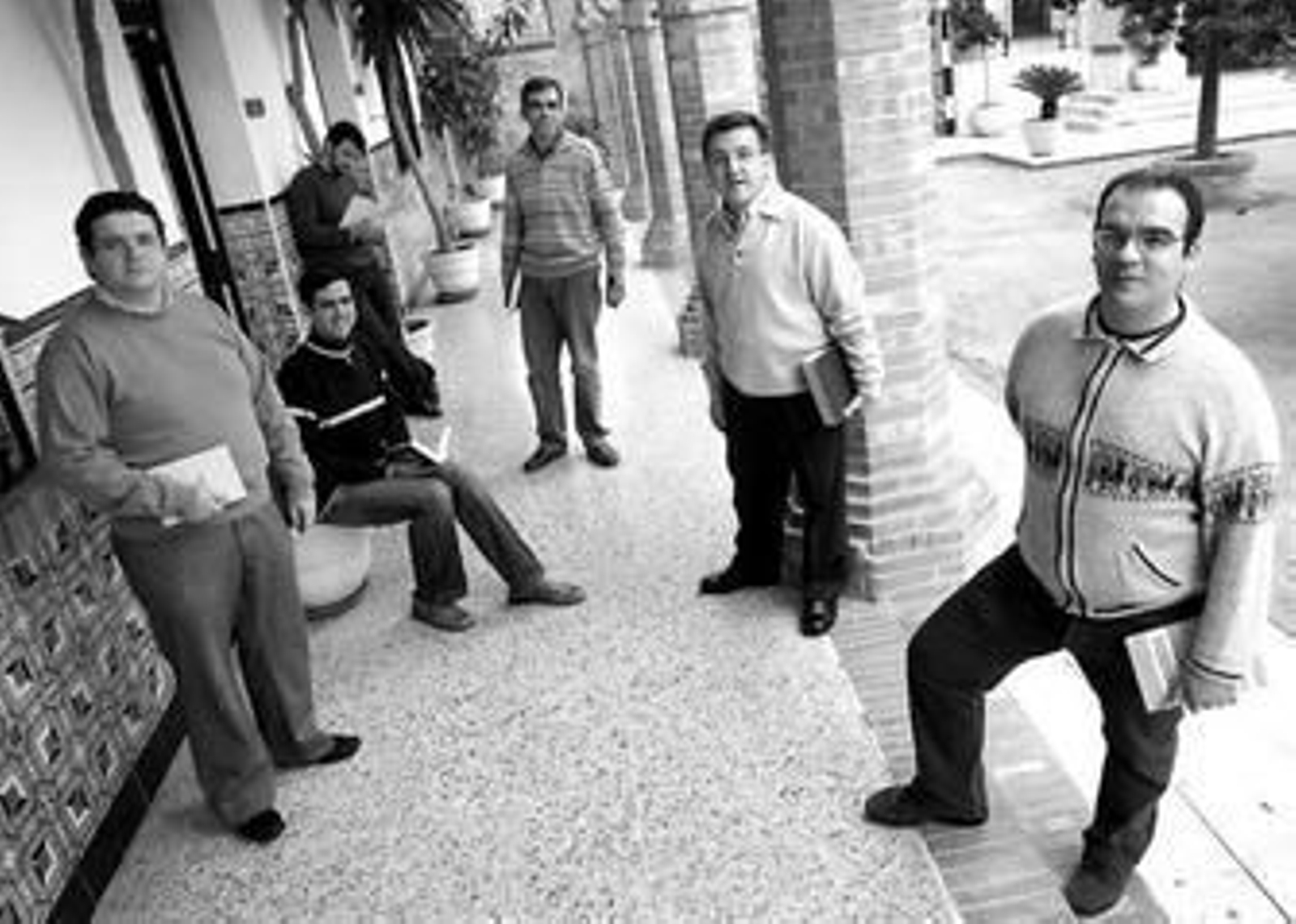 José Miguel, Javier, Antonio, Miguel, Serafín y Mariano, en el porche del Seminario, su hogar desde septiembre pasado.