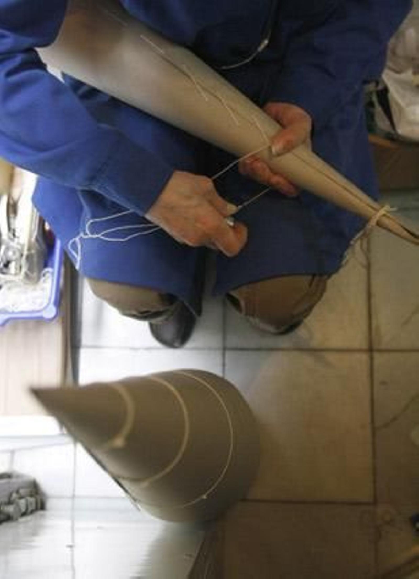 "Antigua Casa Rodríguez" realiza en pocos minutos los capirotes que vende en su tienda. 

Foto: Fco. Lorca