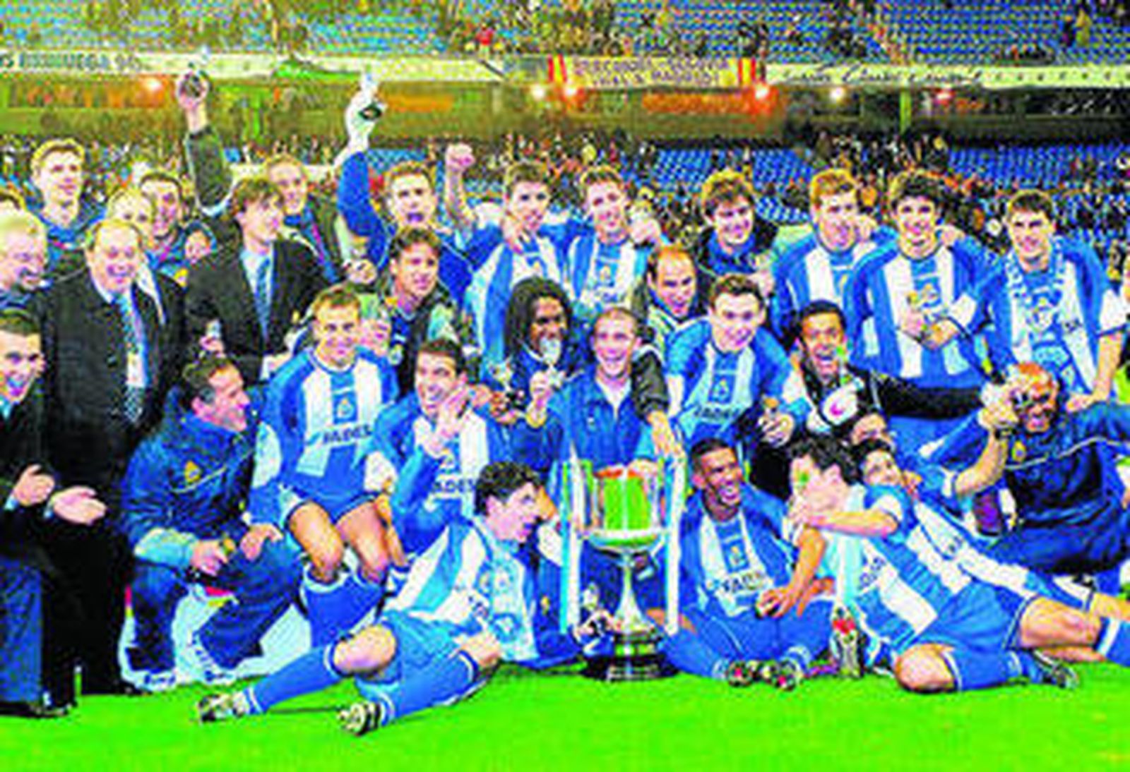 La plantilla del Depor celebra la Copa de 2002 en el Bernabéu.