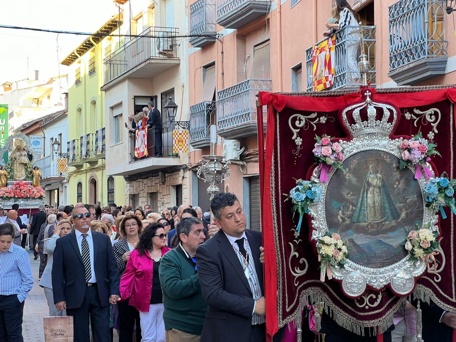 En imágenes: La patrona de Santisteban procesiona y renueva su mayordomía otro Pascuamayo