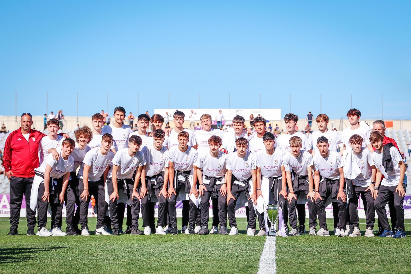 La plantilla del Juvenil 'A' posa con su título en el Nuevo Estadio de La Victoria.