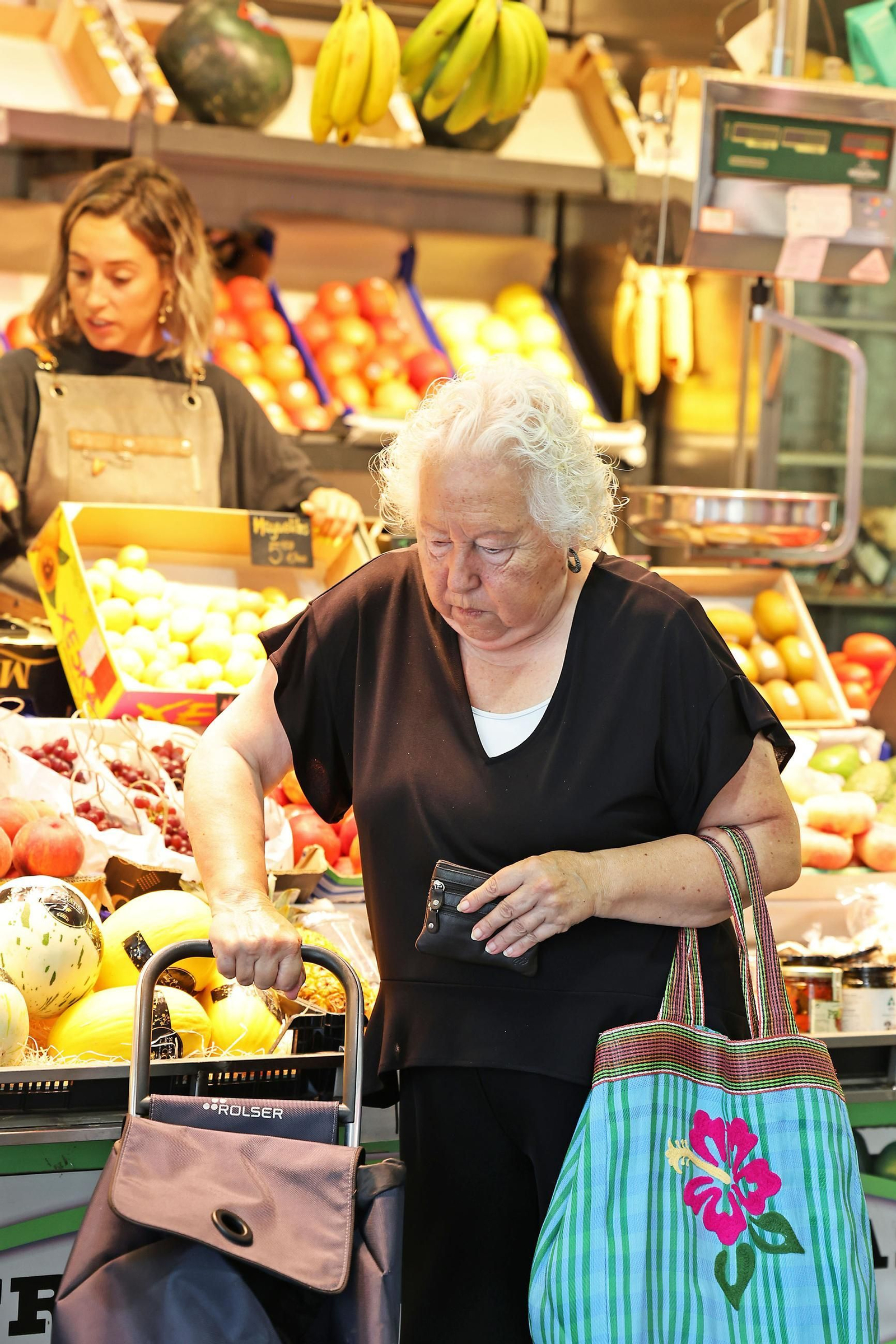 Imágenes de las compras en el entorno del Mercado del Carmen en la mañana de sábado